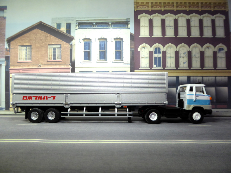 Illustration for article titled Hot Sixty 4th: Truckin' Thursday with Tomica Trailer